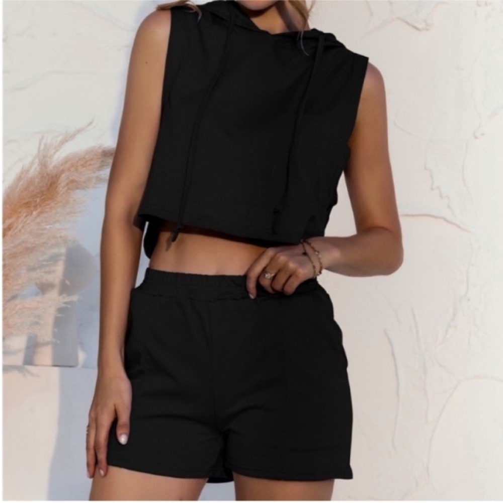 NWOT Black hooded crop top vest and shorts with pockets workout lounge set - Picture 5 of 11